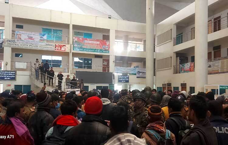 রাজশাহী রেলওয়ে স্টেশনের তথ্যমতে, রাজশাহী রেলওয়ে স্টেশন থেকে প্রতিদিন ১৮ জোড়া ট্রেন ছেড়ে যায়। তবে আজ সকাল থেকে কোনো ট্রেন ছেড়ে যায়নি।