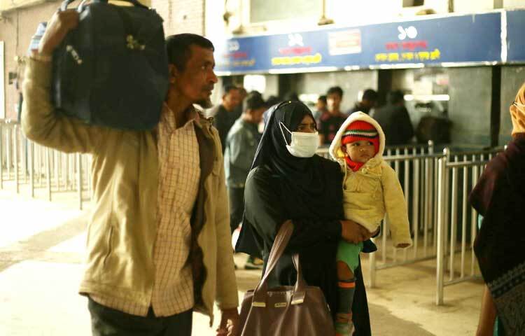 প্রসঙ্গত, বেতনের সঙ্গে রানিং অ্যালাউন্স যোগ করে পেনশন এবং আনুতোষিক সুবিধার দাবিতে কর্মবিরতির ডাক দেন রানিং স্টাফরা। কর্মবিরতির কারণে সোমবার মধ্যরাতের পর থেকেই রাজধানীর কমলাপুরসহ বিভিন্ন স্টেশন থেকে ট্রেন ছেড়ে যাওয়া বন্ধ হয়ে যায়।