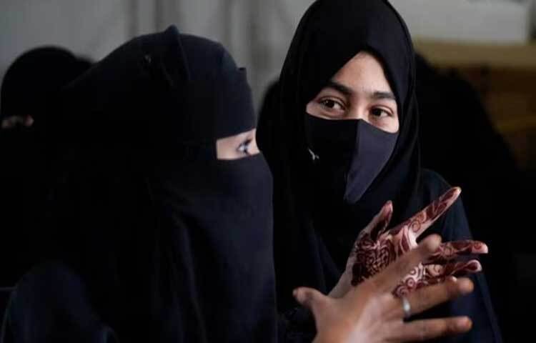 ইসলামের পর্দার বিধান অনুযায়ী, হিজাব শালীনতা বজায় রাখতে এবং বখাটেদের হয়রানি থেকে বাঁচতে সহায়তা করে। তবে এটি পরিধান করা সব মুসলিম দেশে বাধ্যতামূলক নয়।