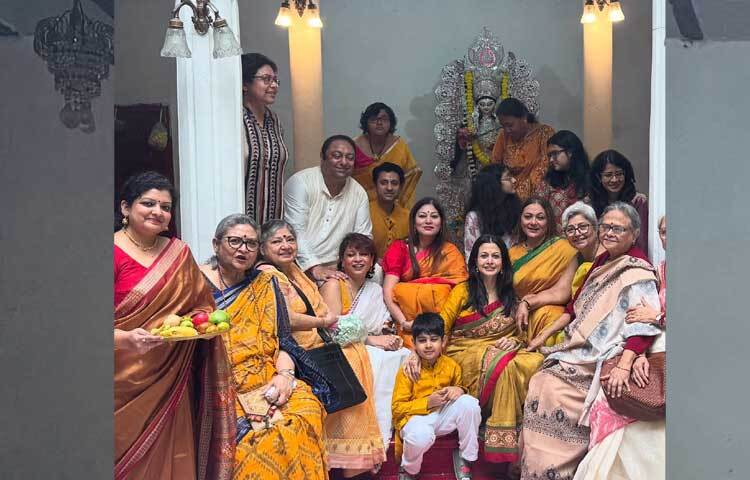 দেবদালানে পুজোর পর জড়ো হয়ে ক্যামেরাবন্দী হয়েছেন পরিবারের সবাই।