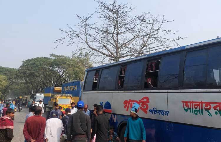 সকাল ৯টায় তারা এ কর্মসূচি শুরু করেন। এতে সড়কের দুই পাশে অন্তত ১৫ কিলোমিটার যানজটের সৃষ্টি হয়েছে।