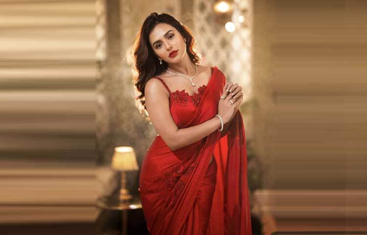 নুডল স্ট্র্যাপ বোল্ড ব্লাউজের সঙ্গে টকটকে শাড়ি, খোলা চুল আর লাল লিপস্টিকে মোহনীয় নুসরাত ফারিয়া।