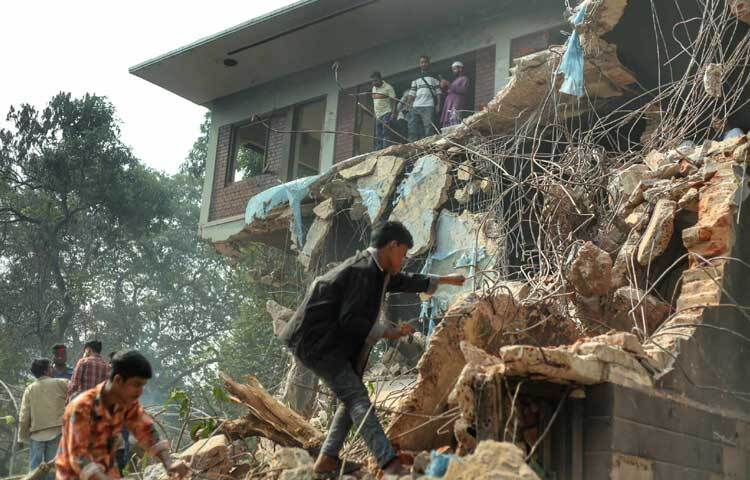 লোহা-রড খুলতে ব্যস্ত তারা।