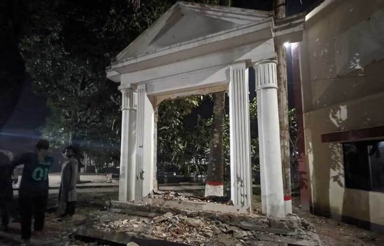 এ সময় উপজেলা পরিষদ চত্বরে স্থাপিত বঙ্গবন্ধুর ম্যুরাল ভেঙে গুঁড়িয়ে দেওয়া হয়।