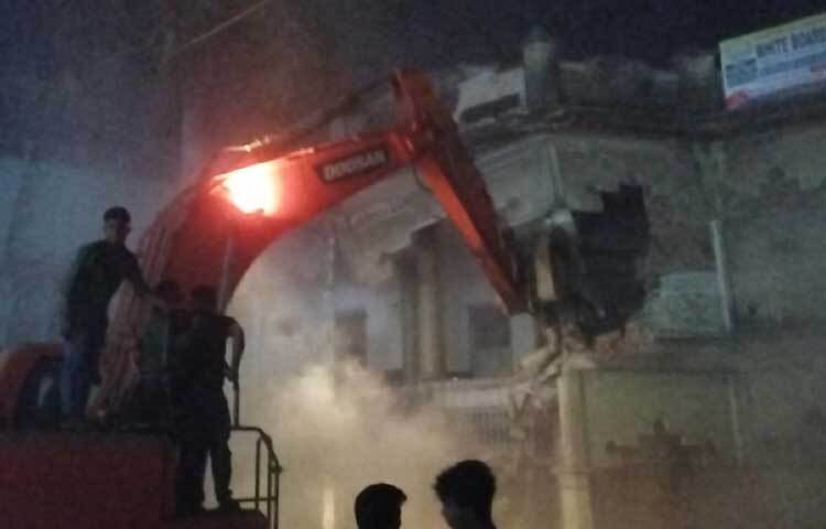 সেখানে আগে থেকেই রাখা ছিল বুলডোজার। এরপরই গুঁড়িয়ে দেওয়ার কাজ শুরু হয়।