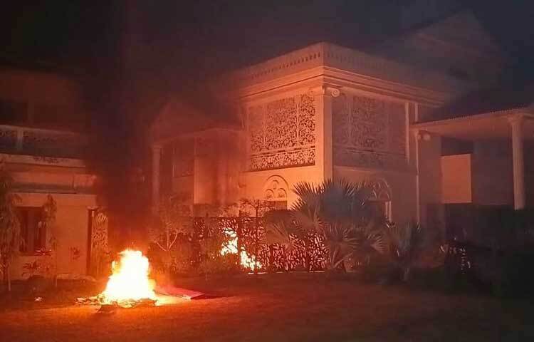 বুলডোজার দিয়ে গুঁড়িয়ে দেওয়া হয়েছিল সাবেক শিল্পমন্ত্রী আমির হোসেন আমুর বরিশালের বাসভবন ‘হোয়াইট হাউজ’।