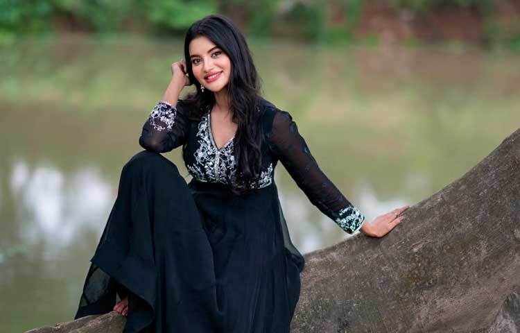 কালো ড্রেস, হালকা সাজ আর মিষ্টি হাসিতে বেশ মায়াবী লাগছে তাকে।