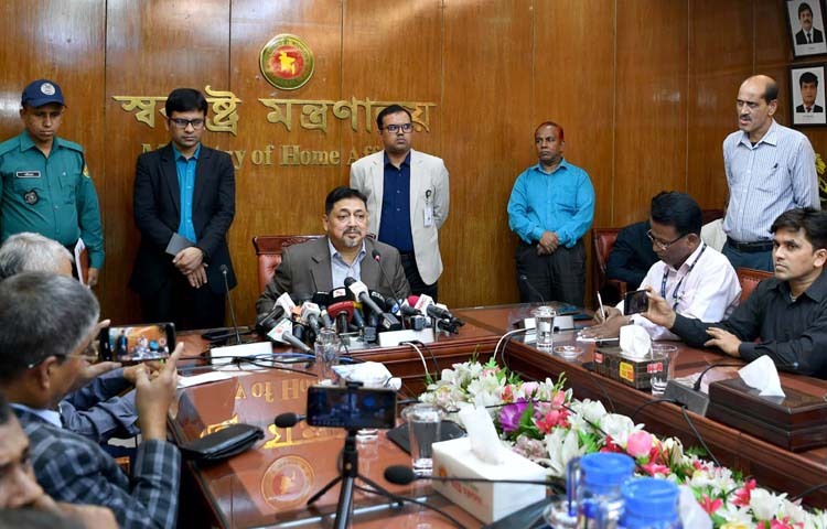 স্বরাষ্ট্র মন্ত্রণালয়ের সিনিয়র সচিব নাসিমুল গনি আজ মন্ত্রণালয়ের সম্মেলন কক্ষে ‘অপারেশন ডেভিল হান্ট’ সম্পর্কে সাংবাদিকদের ব্রিফ করেন। ছবি: পিআইডি