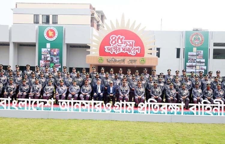 স্বরাষ্ট্র উপদেষ্টা লেফটেন্যান্ট জেনারেল (অব.) মো. জাহাঙ্গীর আলম চৌধুরী আজ গাজীপুরের সফিপুরে বাংলাদেশ আনসার ও গ্রাম প্রতিরক্ষা বাহিনীর ৪৫তম জাতীয় সমাবেশে বাহিনীর সদস্যদের সাথে ফটোসেশনে অংশ নেন। ছবি: পিআইডি