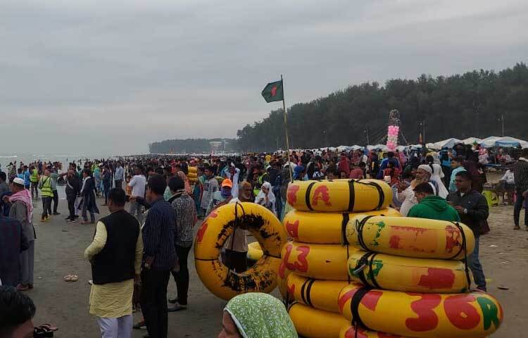 অনেকে সাগরের ঢেউয়ের সঙ্গে মেতেছেন।