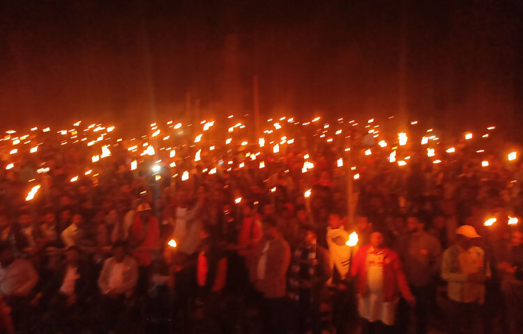এসময় তারা তিস্তা মহাপরিকল্পনার কাজ শুরু এবং পানির ন্যায্য হিস্যা নিশ্চিত করার দাবি জানান।