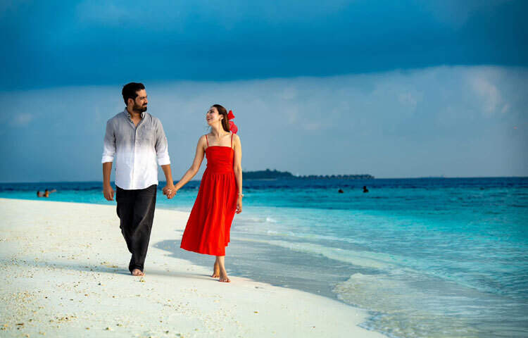 মালদ্বীপে মিমের সঙ্গী তার স্বামী সনি পোদ্দার।