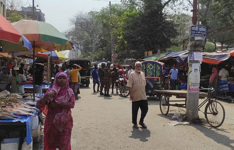 রাজধানীর মেরাদিয়া বাজারে টহল দিচ্ছে সেনাবাহিনীর সদস্যরা।
