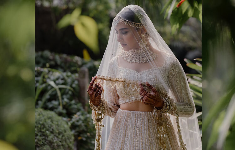 সাদা লেহেঙ্গায় বউসাজে অপরূপ লাগছে অভিনেত্রীকে।