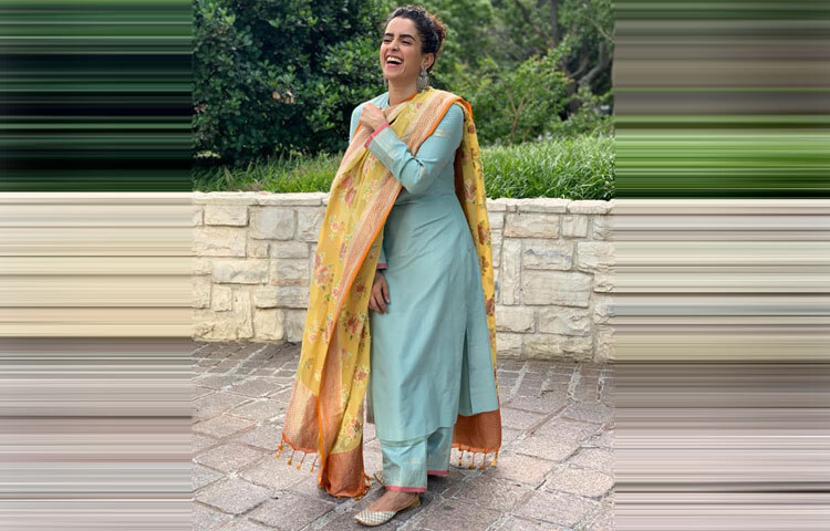 সাধারণ পোশাকে হাস্যোজ্জ্বল অভিনেত্রী।