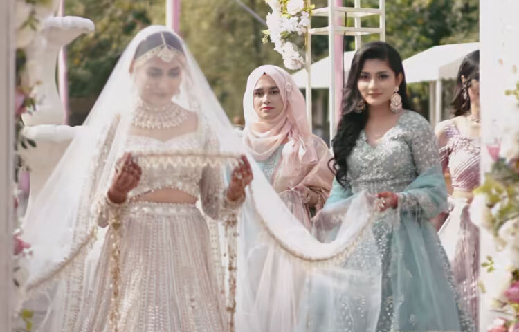 সীমা গুজরালের ‘প্লেসেস অব ড্রিমস’ আউটলাইনের অটাম/উইন্টার কালেকশন থেকে কাস্টমাইজড করে নেওয়া হয়েছে মেহজাবীনের বিয়ের লেহেঙ্গাটি।