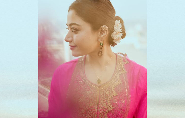 খোপায় দেওয়া ফুল যেন তার সৌন্দর্য আরও বাড়িয়ে দিয়েছে।