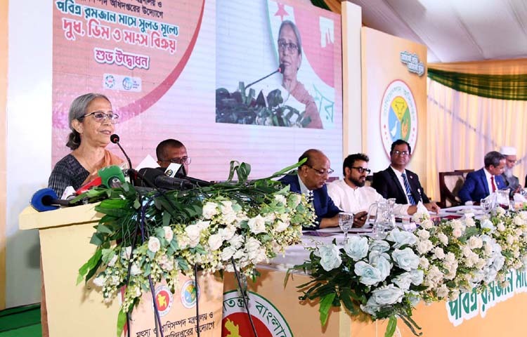 মৎস্য ও প্রাণিসম্পদ উপদেষ্টা ফরিদা আখতার আজ রাজধানীর মেরুল বাড্ডায় সিরাজ মিয়া মেমোরিয়াল মডেল স্কুল প্রাঙ্গণে পবিত্র রমজান মাসে সুলভমূল্যে দুধ, ডিম ও মৎস্য বিক্রি কার্যক্রম উদ্বোধন অনুষ্ঠানে প্রধান অতিথির বক্তৃতা করেন। ছবি: পিআইডি