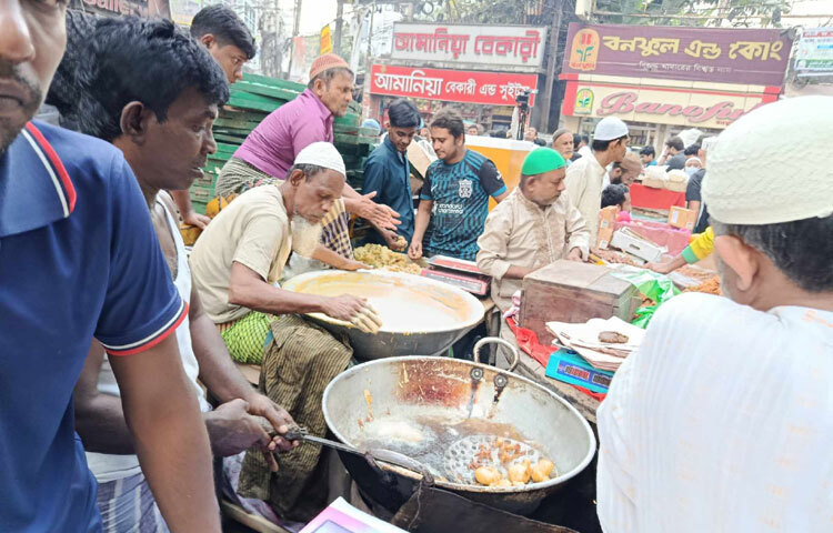 প্রতিবছর এ মসজিদের সামনের চকবাজারে মুখরোচক ইফতারির পসরা বসে। অনেকেই বংশপরম্পরায় এ পেশায় আছেন। সারা বছর অন্য কাজ করলেও রমজানের সময় চকে ইফতারি বিক্রি করেন।