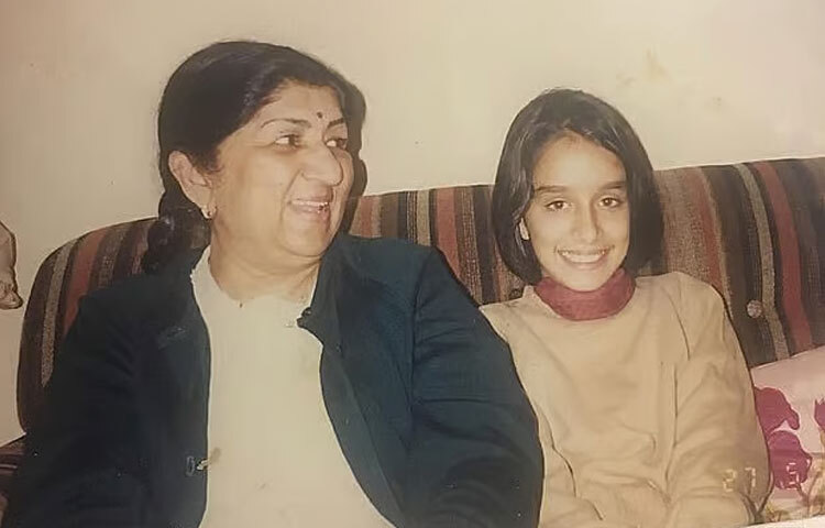 অভিনেত্রীর গানের প্রতিভা সম্পর্কে সবারই জানা। ছোটবেলা থেকে ভারতের কিংবদন্তি গায়কি লতা মঙ্গেশকরের সান্নিধ্য পেয়েছেন তিনি।