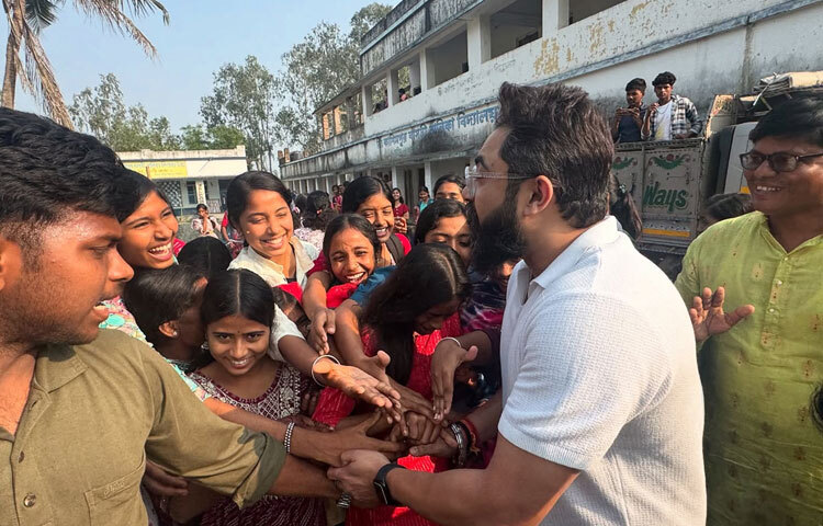 শুধু অভিনয়ে নয়, রাজনীতিতেও সফল তিনি।