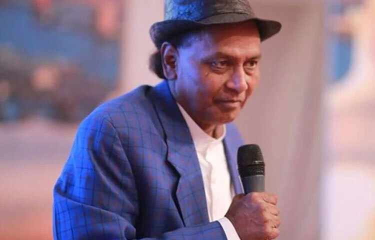 একদিন একজন ব্যক্তি তার এই প্রতিভার কথা জানতে পেরে তাকে লাহোরের থিয়েটারে কাজ করার সুযোগ করে দেন।