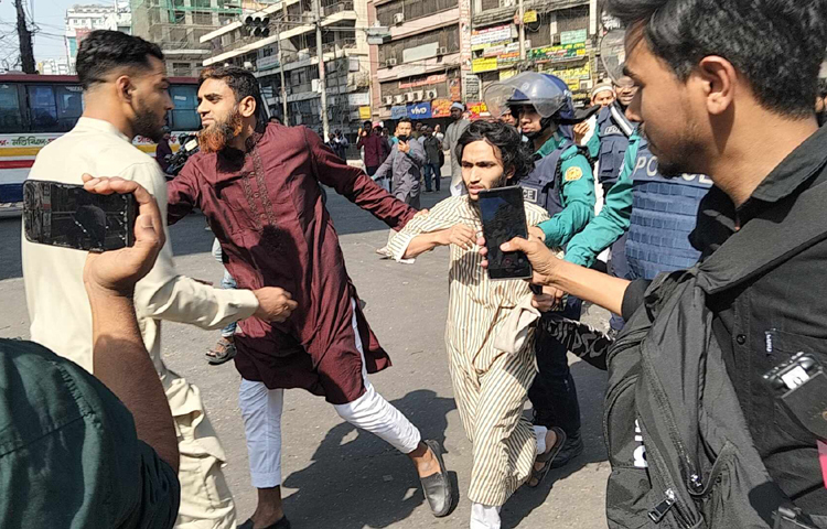 এর আগে নিষিদ্ধ সংগঠন হিযবুত তাহরীরের ডাকা ‘মার্চ ফর খিলাফাত’ কর্মসূচি ঘিরে রাজধানীর জাতীয় বায়তুল মোকাররম মসজিদ এলাকায় কঠোর নিরাপত্তা ব্যবস্থা নেওয়া হয়। ছবি: জাগো নিউজ