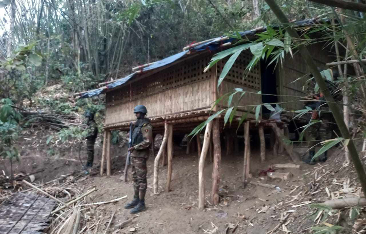 পার্বত্য চট্টগ্রামের রাঙ্গামাটি জেলার কাউখালীতে ইউপিডিএফের (মূল) গোপন আস্তানা থেকে বিশেষ অভিযান পরিচালনা করে গোলাবারুদসহ সরঞ্জামাদি উদ্ধার করেছে বাংলাদেশ সেনাবাহিনী। ছবি: জাগো নিউজ