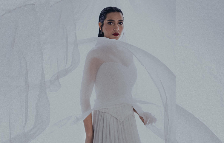 স্ট্র্যাপলেস গাউনের সঙ্গে ওয়েট হেয়ার লুকে অপরূপ শুভশ্রী।