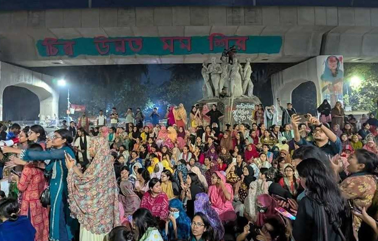 এর আগে সাড়ে ১২টার দিকে কবি সুফিয়া কামাল হল থেকে বেরিয়ে আসেন হলটির আবাসিক ছাত্রীরা। পরে তাদের সঙ্গে যোগ দেন বিভিন্ন হলের ছাত্রীরা।