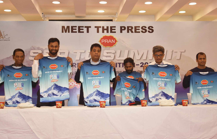 ইকরামুল হাসান শাকিল এর আগে নেপালের এক হাজার ৭০০ কিলোমিটার দীর্ঘ গ্রেট হিমালয়া ট্রেইল সফলভাবে সম্পন্ন করা প্রথম বাংলাদেশি হিসেবে খ্যাতি অর্জন করেছেন। বিশ্বের ৩৩ জন পর্বতারোহী এখন পর্যন্ত এটি সম্পন্ন করতে পেরেছেন।