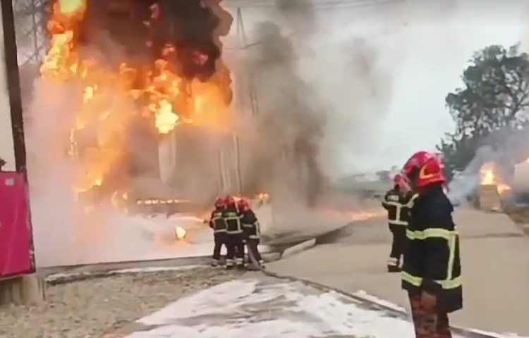 খবর পেয়ে ফায়ার সার্ভিসের ৯টি ইউনিট আগুন নিয়ন্ত্রণে কাজ শুরু করে।