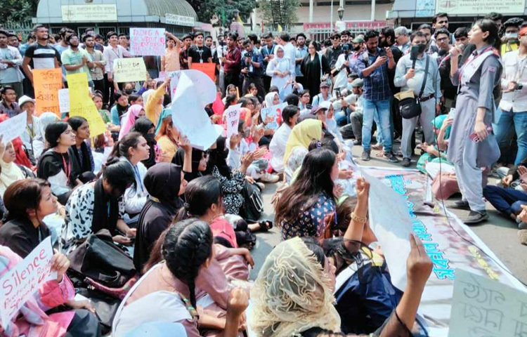 আজ দুপুর পৌনে ১২টার দিকে তারা সেখানে অবস্থান নেন।