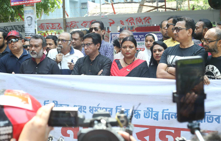 মানববন্ধনে উপস্থিত ছিলেন অভিনেতা ও ডিরেক্টরস গিল্ডের সভাপতি শহীদুজ্জামান সেলিম, নির্মাতা সাজ্জাদ হোসেন দোদুল, অনন্ত হীরা, দিন মোহাম্মদ মন্টু, ফিরোজ খান, চয়নিকা চৌধুরী, রাশেদা আক্তার লাজুক, লিপি আইচ,  প্রীতি দত্তসহ অনেকে।