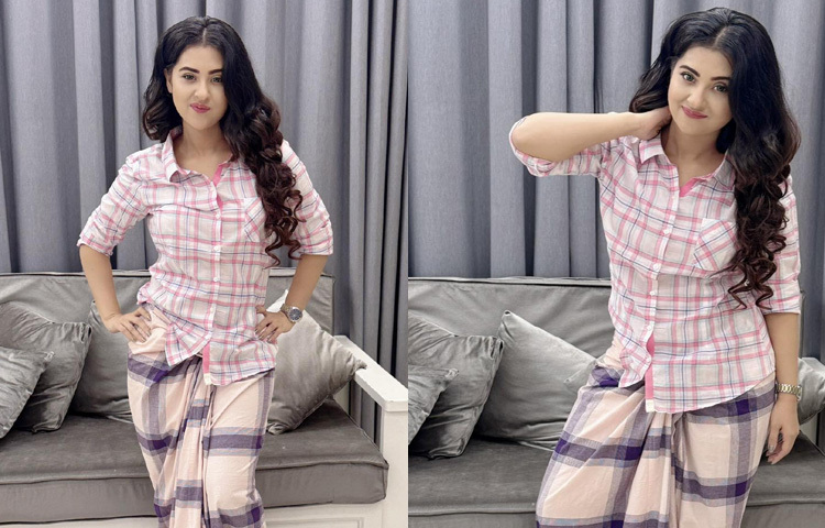 ছবি শেয়ার পরই হুমড়ি খেয়ে পরেছেন তার ভক্ত-অনুরাগীরা।