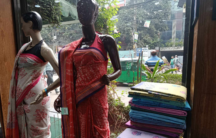 জামদানি শাড়ির দাম এখানে ৮ হাজার থেকে শুরু করে ৪০ হাজার টাকায় বিক্রি হচ্ছে।