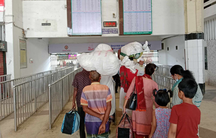 ঈদে বাড়ি ফিরতে শুরু করেছে ঘরমুখো মানুষ। ট্রেন স্টেশনে তাই বাড়তি চাপ।