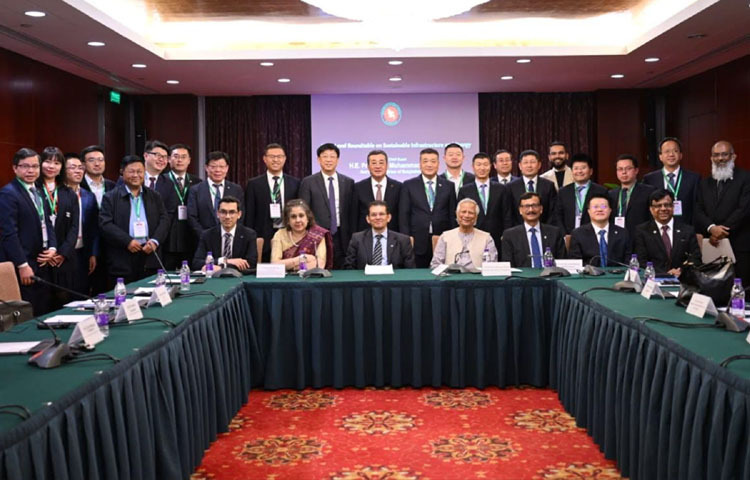 প্রধান উপদেষ্টা প্রফেসর মুহাম্মদ ইউনূস আজ বেইজিংয়ের প্রেসিডেন্সিয়াল হোটেলে টেকসই অবকাঠামো এবং জ্বালানি বিষয়ে উচ্চ পর্যায়ের গোলটেবিল আলোচনার পর চীনা ব্যবসায়ী এবং বিনিয়োগকারীদের সঙ্গে ফটোসেশনে অংশ নেন। ছবি: পিআইডি