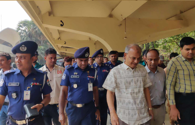 উপদেষ্টা ট্রেনের বগিতে বগিতে ঘুরে যাত্রীদের এবারের ঈদযাত্রার সুবিধা-অসুবিধার কথা শোনেন।