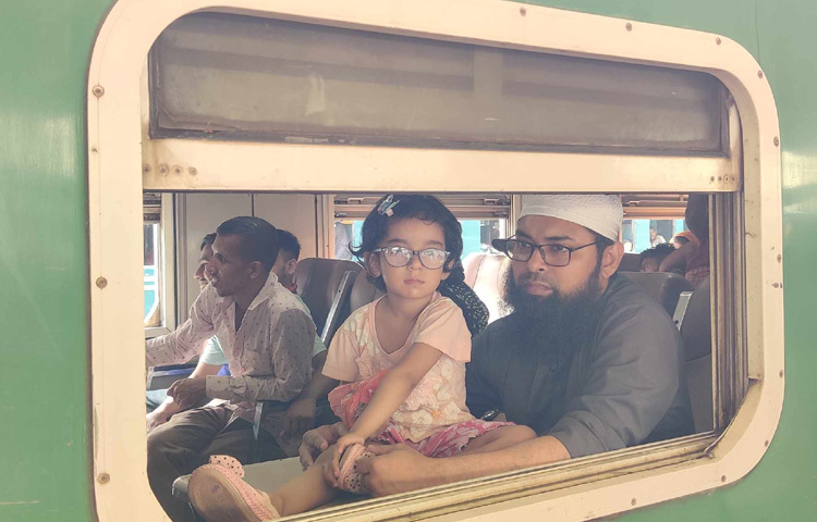 পরিবার নিয়ে ঈদ উদযাপন করতে যাচ্ছেন রংপুর এক্সপ্রেস ট্রেনের যাত্রী সিরাজুল ইসলাম। তিনি বলেন, আমি ৯ বছর ঢাকায় চাকরি করছি। ঈদে সবসময় ট্রেনে যাতায়াত করি। আগে কখনো কমলাপুর স্টেশনে এত সুশৃঙ্খল পরিস্থিতি দেখিনি। পৌনে ৯টায় স্টেশনে এসেছি। এসেই প্ল্যাটফর্মে ট্রেন দাঁড়ানো পেয়েছি। ব্যাগ-পত্র নিয়ে উঠে বসলাম। এখন দেখছি ট্রেন ছেড়ে দিচ্ছে। একেবারে জাস্ট টাইম। বাসায় যাওয়ার আগেই খুশিতে মন ভরে গেলো।