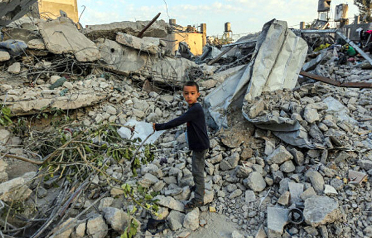 গাজার বিভিন্ন এলাকায় ইসরায়েলি বোমা হামলায় ব্যাপক ক্ষয়ক্ষতি ও প্রাণহানি ঘটেছে। এখন পর্যন্ত দখলদার দেশটির আগ্রাসনে কমপক্ষে ৫০ হাজার ২৭৭ জন ফিলিস্তিনি নিহত ও ১ লাখ ১৪ হাজার ৯৫ জন আহত হয়েছে।