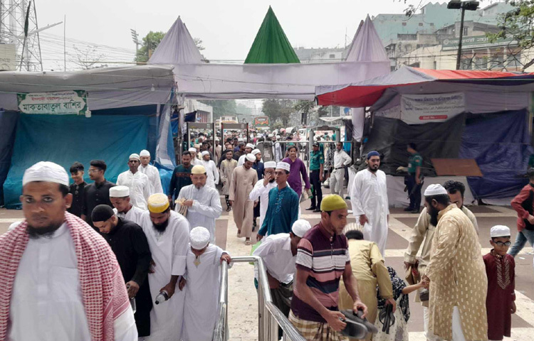সকাল ৭টার আগেই মসজিদ মুসল্লিতে পূর্ণ হয়ে যায়। সাতটায় শুরু হয় প্রথম জামাত। প্রতিটি জামাতে দুই রাকাত ওয়াজির নামাজের পর খুতবা দেন ইমাম, এরপর হয় মোনাজাত।