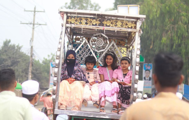 সুমধুর সুরে ‘ও মন রমজানের ওই রোজার শেষে এলো খুশীর ঈদ' গান বাজতে থাকে।