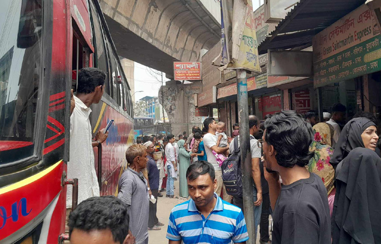 এছাড়া যারা ঈদের ছুটিতে ঢাকার বাইরে আত্মীয়-স্বজনের বাড়িতে বেড়াতে যেতে চান, আজ যাত্রীর তালিকায় তারাও রয়েছেন।