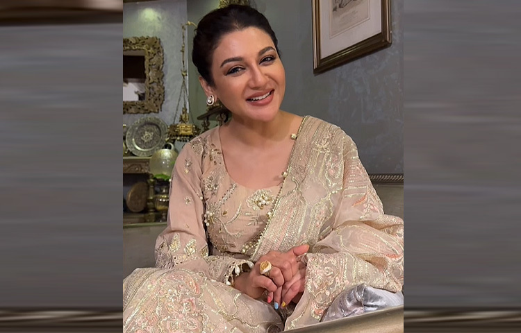 সোনালি কাজ করা বেইজ রঙের সালওয়ার কামিজ ও ম্যাচিং ওড়নায় অভিনেত্রী জয়া আহসান।
