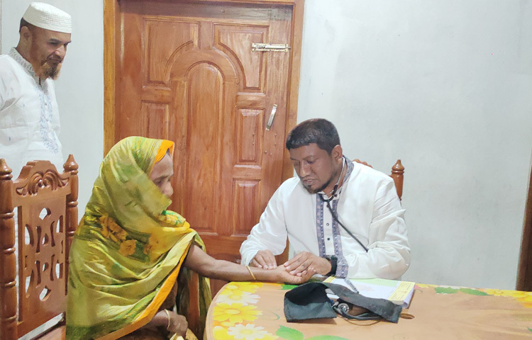 অন্যদিকে বৃদ্ধ ব্যক্তিরা এসে নিজেদের মধ্যে গল্পতে মেতেছেন। একদিনের জন্য ফিরে গেছেন শৈশবে।