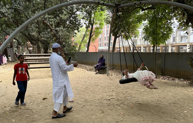 শহীদ ডা. ফজলে রাব্বি পার্ক। গুলশান-১ এর পুলিশ প্লাজার ঠিক বিপরীত পাশে দৃষ্টিনন্দন পার্কটির অবস্থান। পার্কটির চারপাশে স্বচ্ছ কাঁচে দিয়ে আটকানো। ফলে বাইরের চেয়ে পার্কের ভেতরে উচ্চশব্দ একেবারেই কম। তবে কাঁচে মোড়ানো হলেও পার্কের ভেতরের সবুজ পরিবেশ এবং শিশুদের আনন্দ-উল্লাস বাইরে থেকে পুরোপুরিই দেখা যায়।