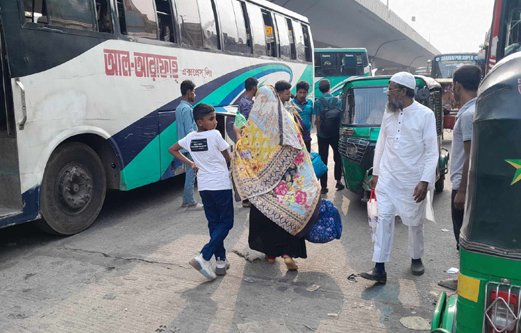 অন্যদিকে আজও রাজধানী ছাড়ছেন অনেকে। ঢাকা ছাড়ার জন্য নগরবাসীর ভিড়ও দেখা গেছে যাত্রাবাড়ী ও সায়েদাবাদ এলাকায়।