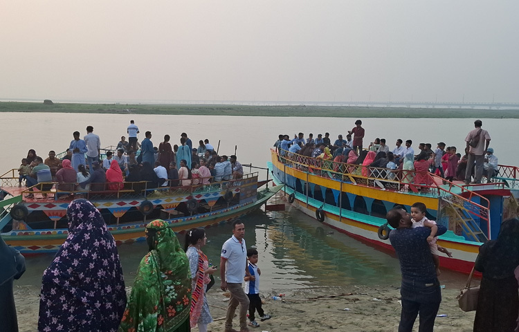 এদিকে যমুনা সেতুর পাশেই সদ্য নির্মিত ‘যমুনা রেল সেতু’ দেখতেও ভিড় করছে মানুষ। এছাড়া জেলার মহেড়া জমিদার বাড়ি, টাঙ্গাইল রেলস্টেশন ডিসি লেক ও এসপি পার্কে ভিড় লক্ষ্য করা গেছে।