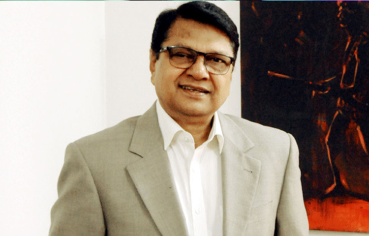 আলমগীরের বাবা কলিম উদ্দিন আহম্মেদ ওরফে দুদু মিয়া ঢালিউডের প্রথম সবাক চলচ্চিত্র ‘মুখ ও মুখোশ’-এর অন্যতম প্রযোজক ছিলেন।